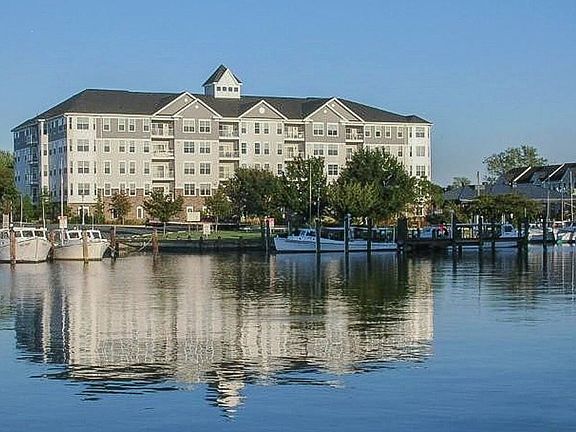 Established in 2005 along the marina, Cattail Cove is a 48-unit condominium complex at Deep Harbour.