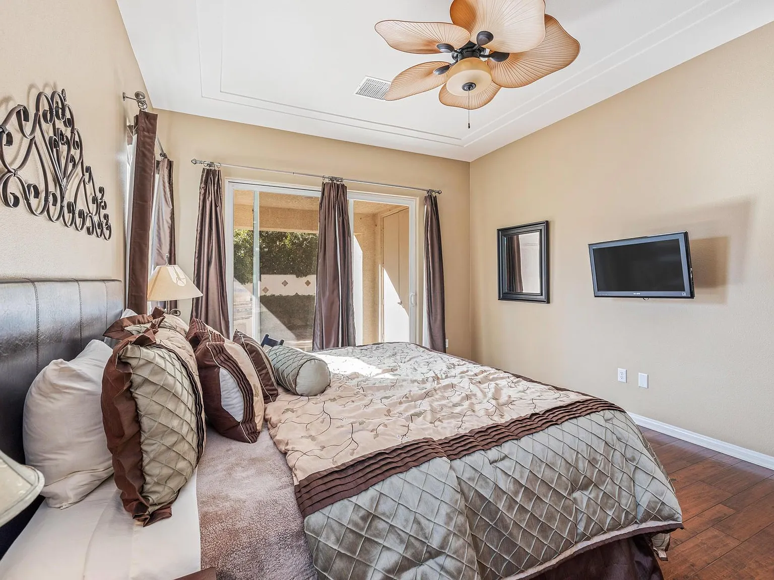 3 bed, 3.0 bath, 1734 sqft, $4,800 — Photo 3