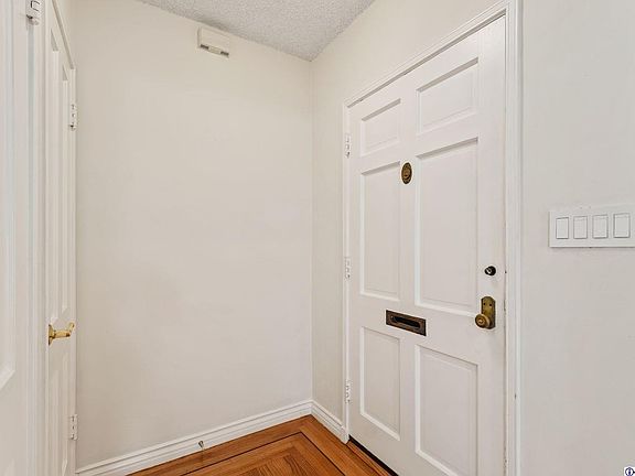 3rd image of 606 E Grinnell Dr