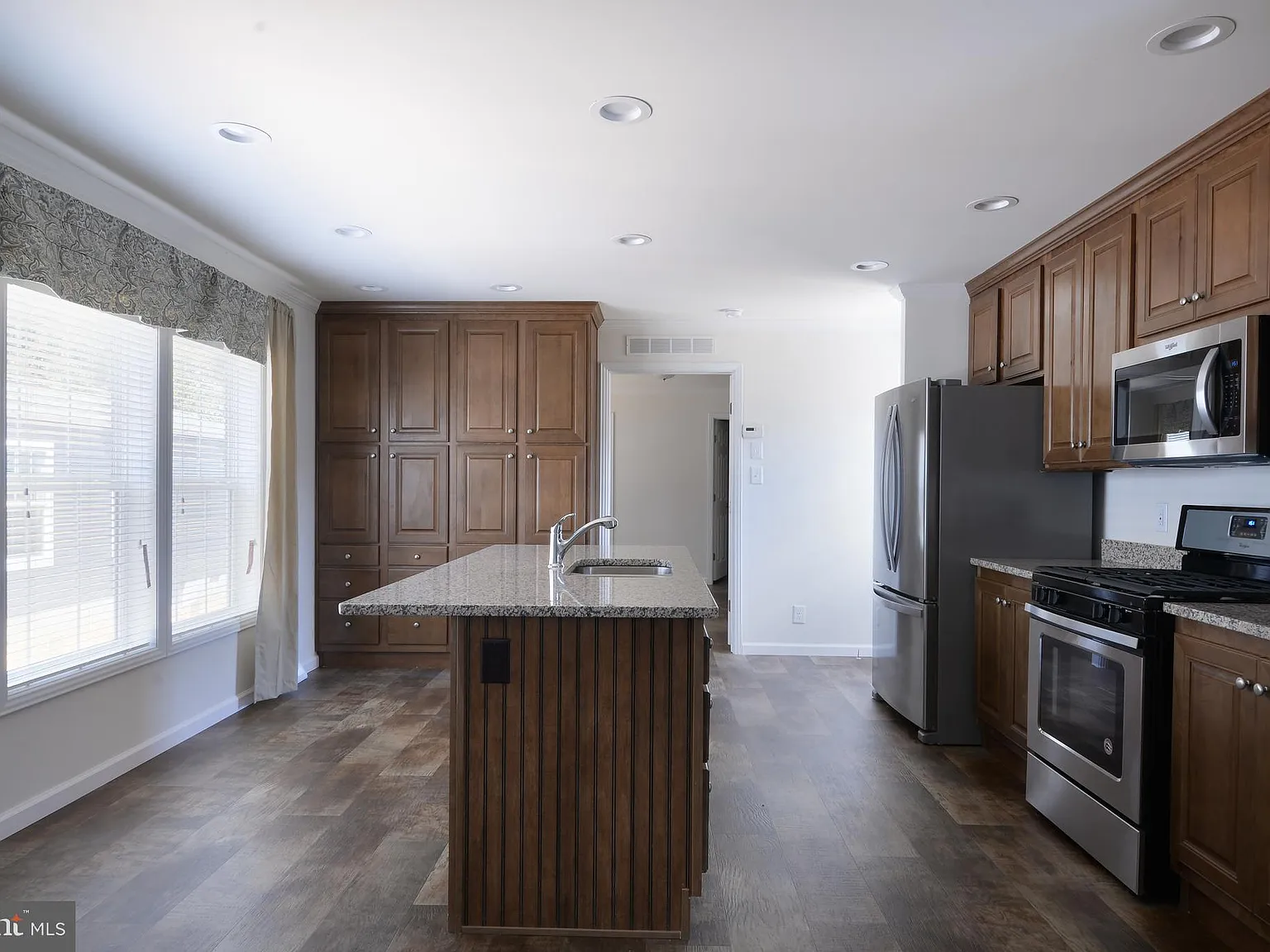 2 bed, 1168 sqft, $1,800 — Photo 2