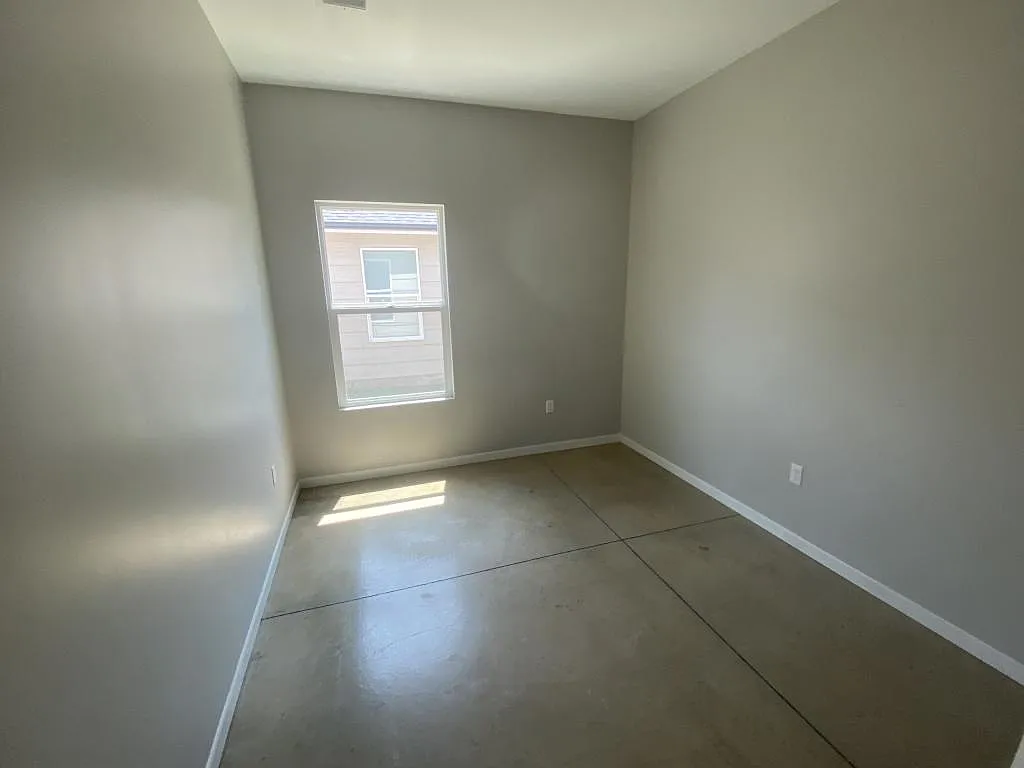 1811 N Madison Ave — Photo 3