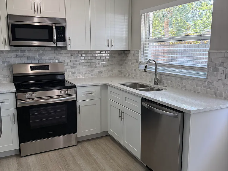 820 Eden Isle Blvd NE — Photo 2