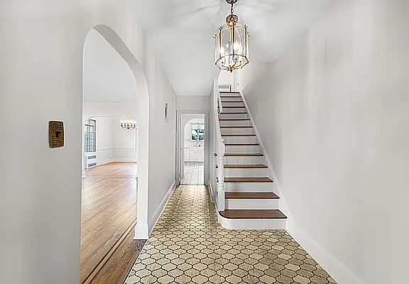 4th image of 6241 Cromwell Cres
