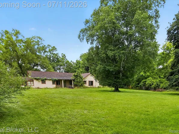 27483 Pontiac Trl, South Lyon, MI 48178
