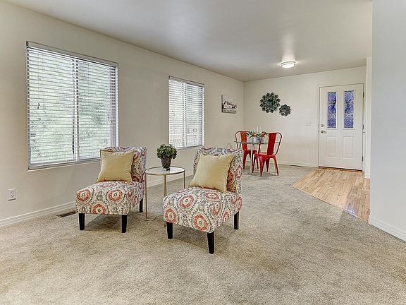 Living room & eating area