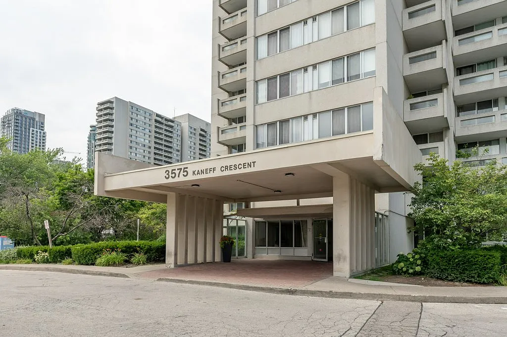 3575 Kaneff Crescent Mississauga — Photo 2