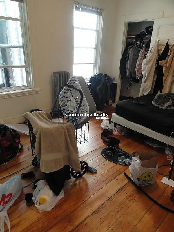 4 bed, 1.0 bath, 1200 sqft, $4,200 — Photo 2