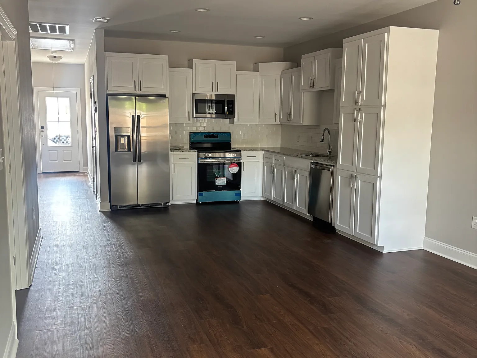 2 bed, 1045 sqft, $1,750 — Photo 2