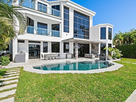 3rd image of 1304 Seminole Drive