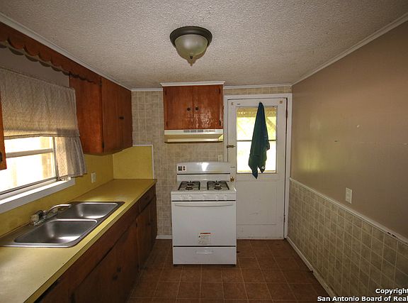 4th image of 220 Louise St