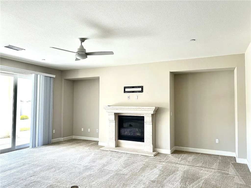 4 bed, 2.5 bath, 2700 sqft, $3,700 — Photo 2