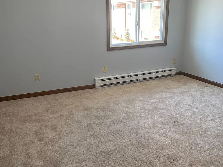 Tudor Heights Apartments — Photo 17