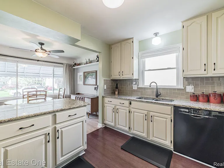 475 E Marshall St — Photo 9