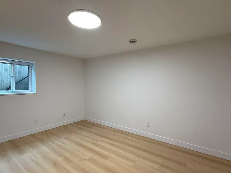 1536 Duthie Ave #4 — Photo 5