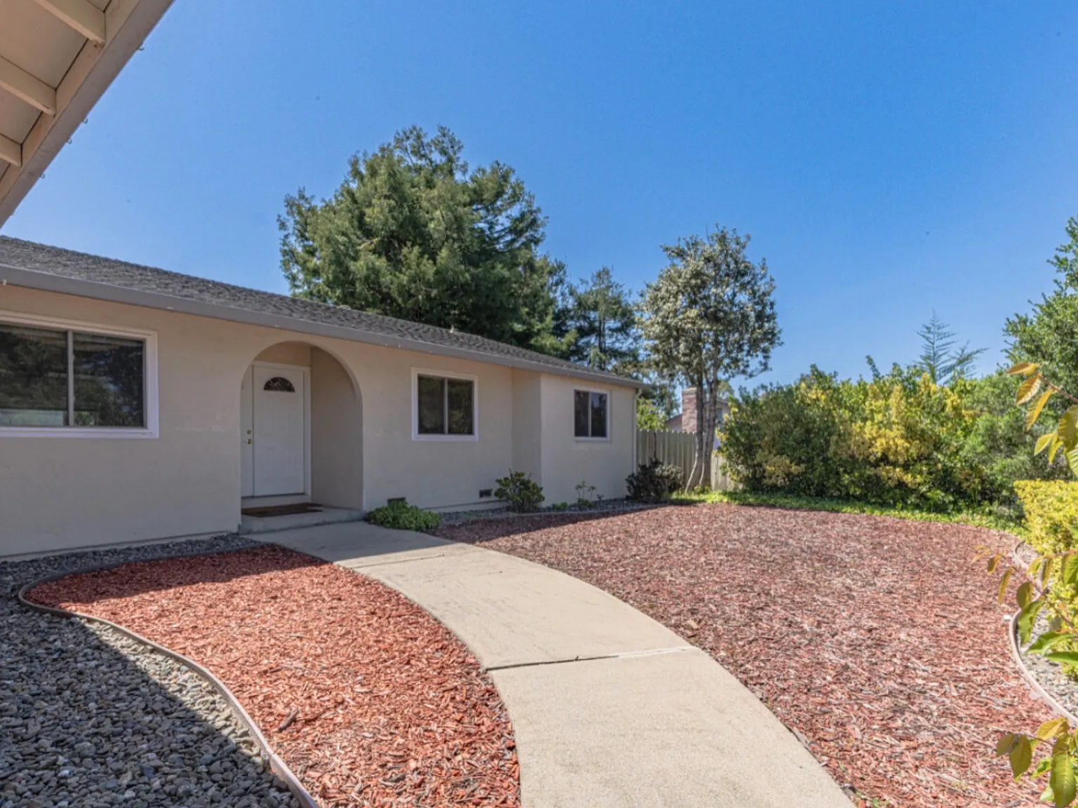 4 bed, 1941 sqft, $4,400 — Photo 1