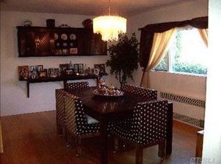 40 Belmont Dr W, Roslyn Heights, NY 11577
