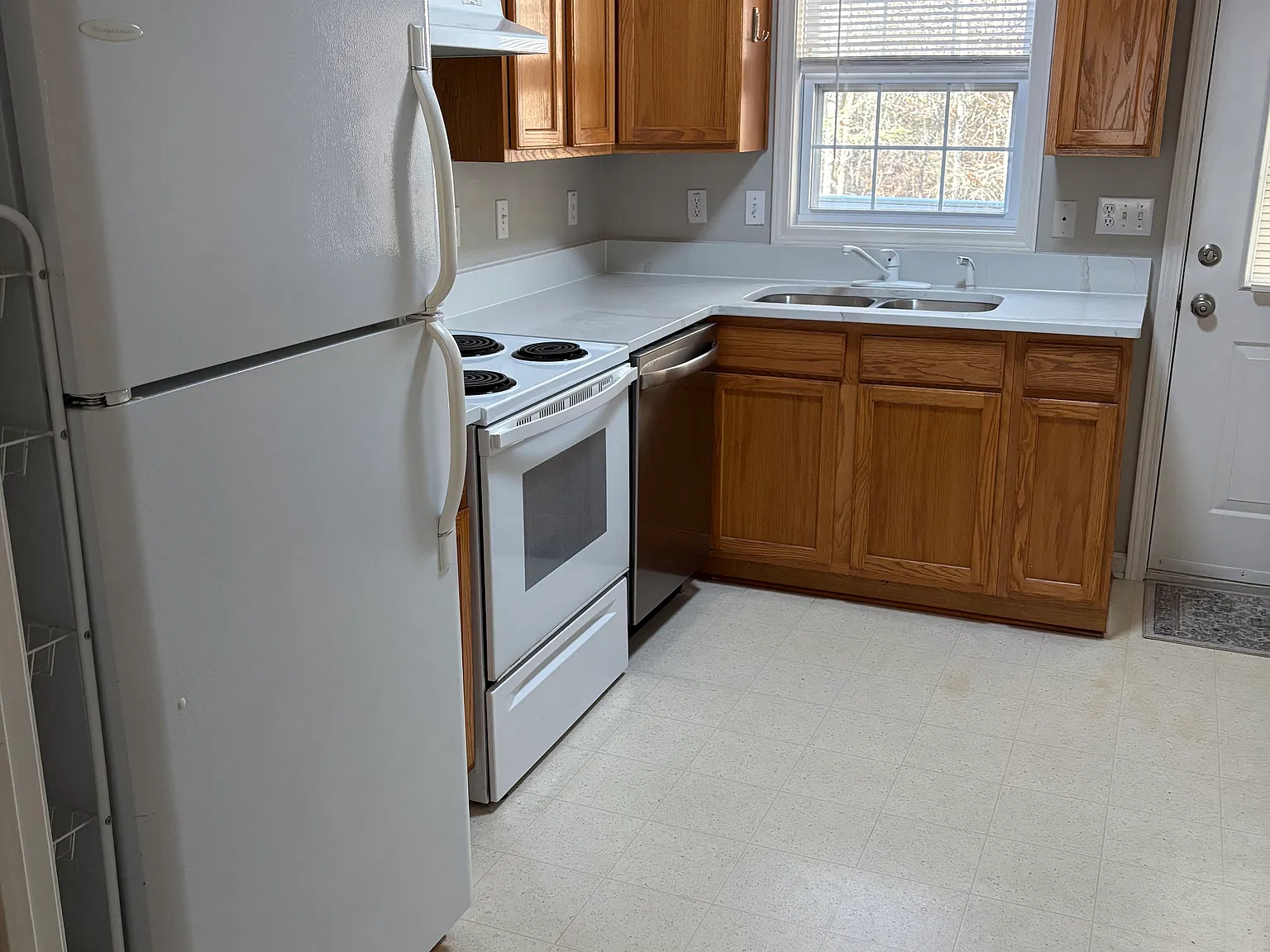 2 bed, 859 sqft, $1,200 — Photo 2
