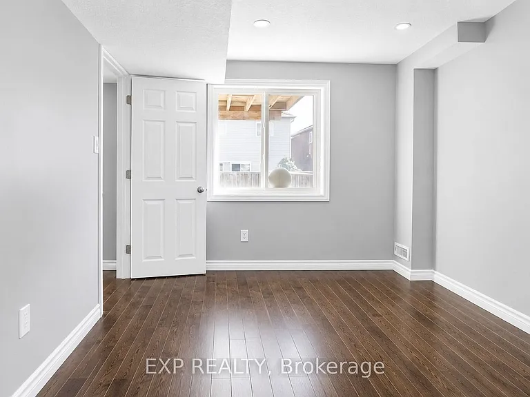 304 Lemon Grass Cres #LOWER — Photo 4