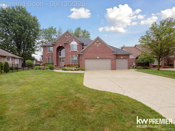 18961 Pine Ln, Macomb, MI 48042