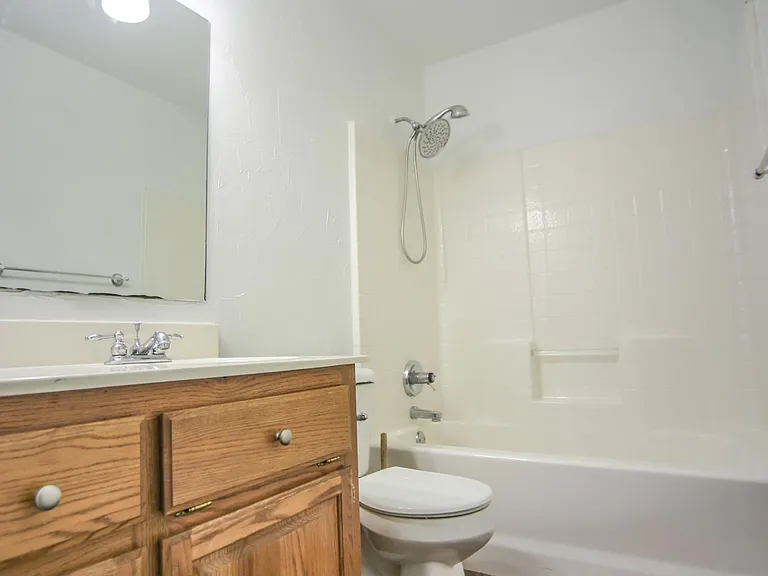 Second bathroom between two extra bedrooms