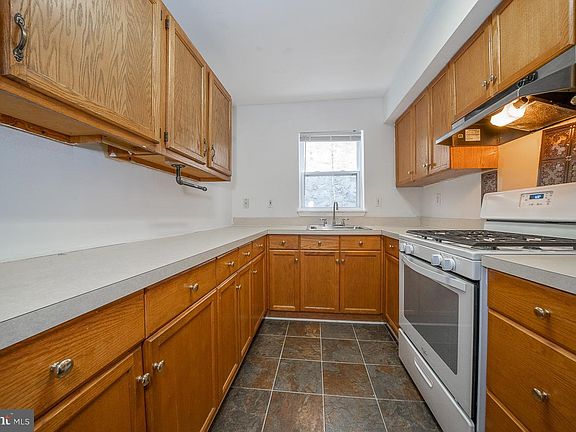 2nd image of 1921 Morse St
