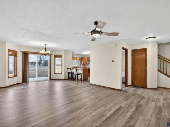 1203 N Fir Pl, Sioux Falls, SD 57107