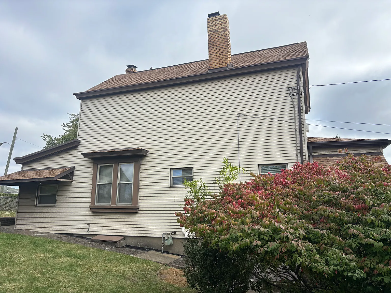 569 Bigelow St photo 1