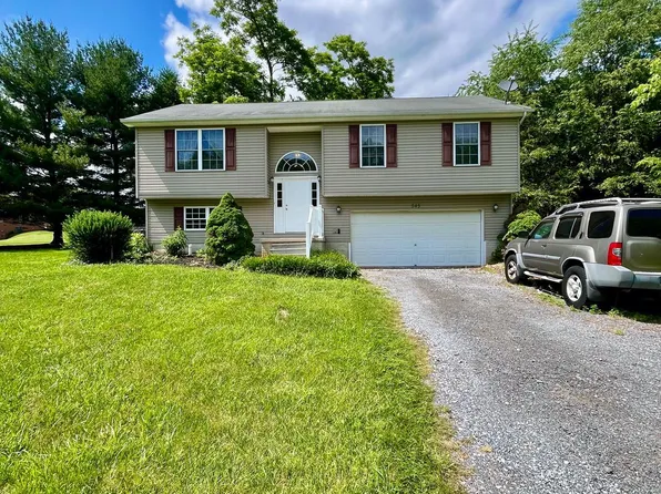 545 Keepsake Dr, Falling Waters, WV 25419