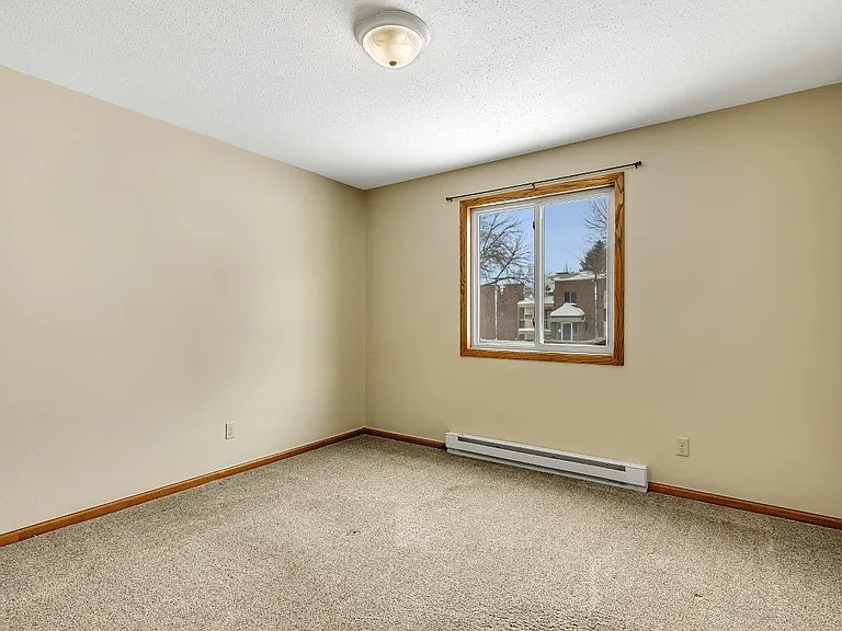 Karolyn Apartments — Photo 9