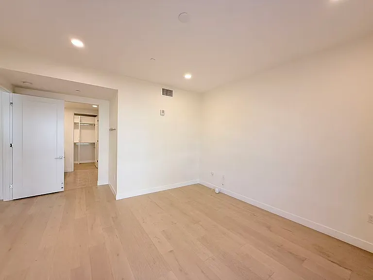 1300 Rivington — Photo 9