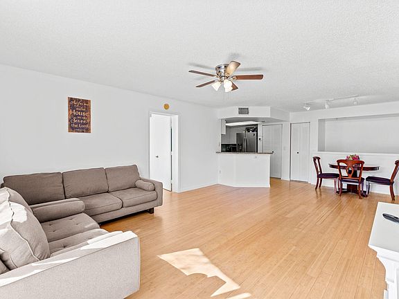 5th image of 1000 Crestwood Ct Court S #1013