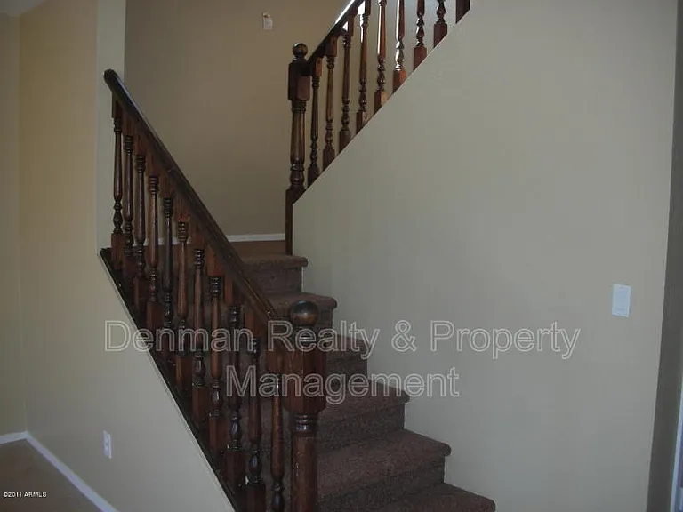 5725 S 32nd Ln — Photo 4