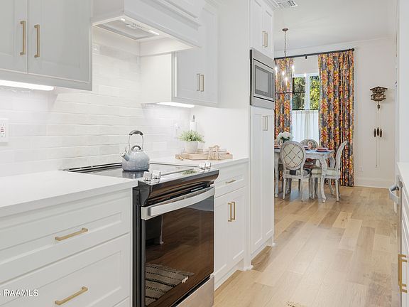 5th image of 306 N Montauban Dr