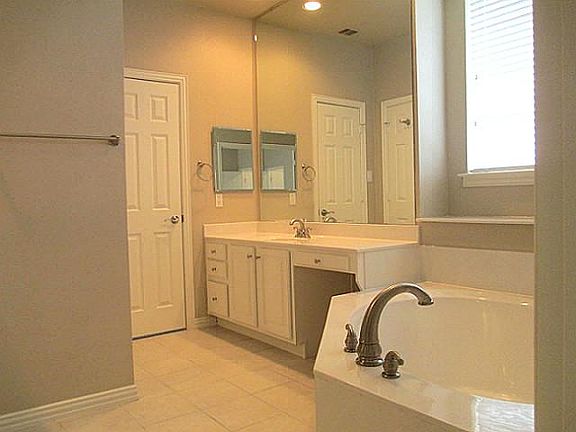 5th image of 2045 Saint Ives Dr