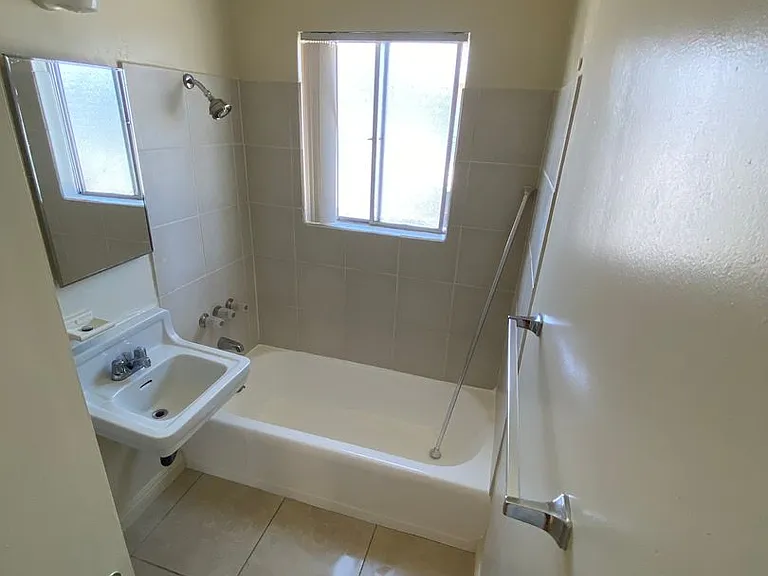 542-544 S Los Robles Ave — Photo 14