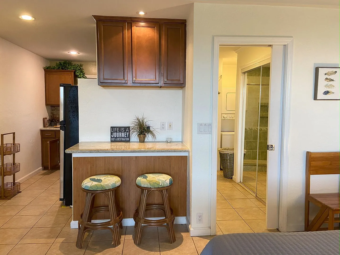 Furnished Studio Apartment — Photo 3