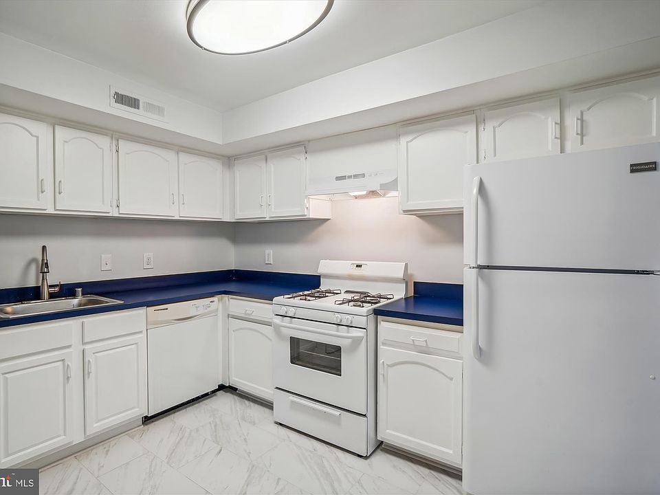 1st image of 114 Monroe St APT 102