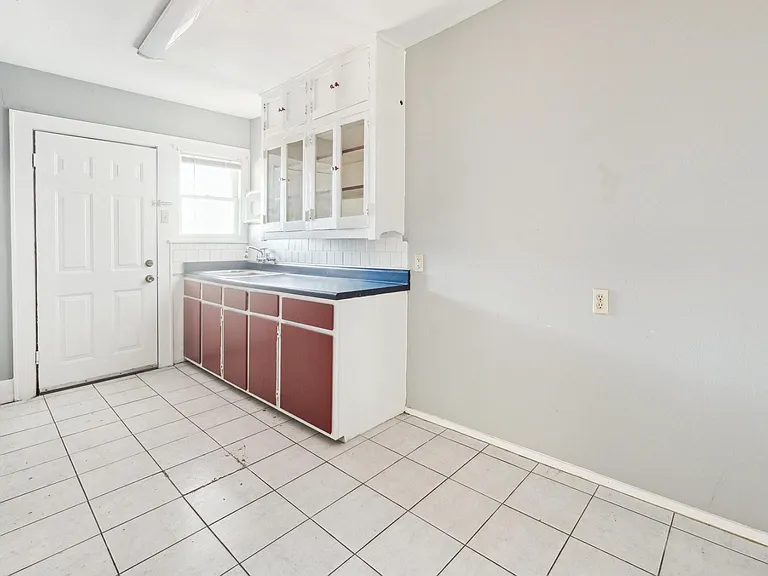 2401 Driscoll St #4 — Photo 6