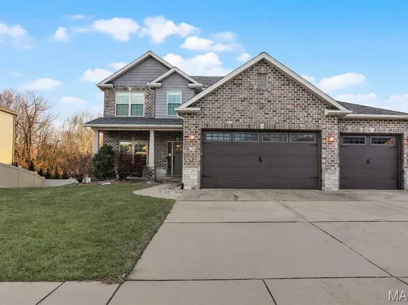 120 Meridian Oaks Dr, Glen Carbon, IL 62034