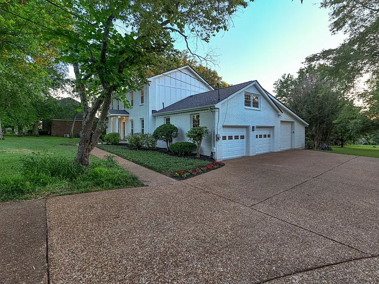 1211 Arrowhead Dr — Photo 5