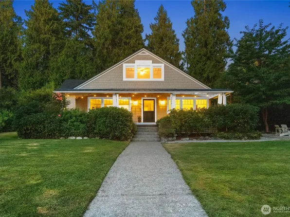 9376 Endicott Street NE, Bainbridge Island, WA 98110