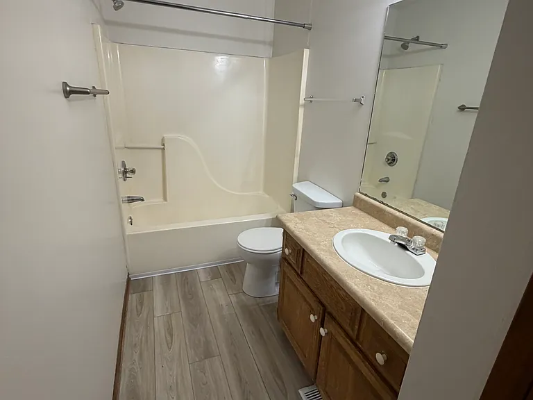 Full bathroom 2nd floor