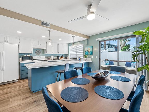 Extra large dining table seats 6 comfortably and a large counter space at the bar with 2 bar stools.