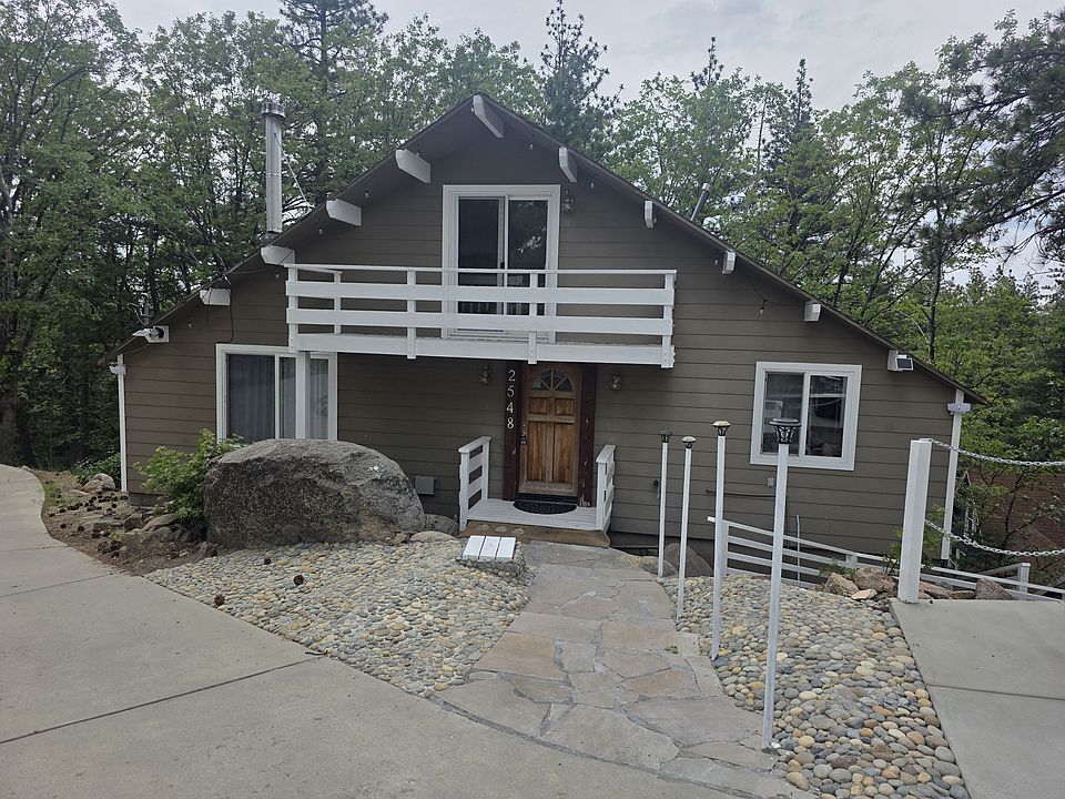 looking for a perfect spot in Running Springs with peace and Tranquility. This Home is light and bright with expansive windows and a fabulous deck off the lower living area.
This Two bedroom and one Bath fully furnished 896 sqft living area on 9700 lot.