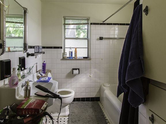 3rd image of 710 Oak St APT 3