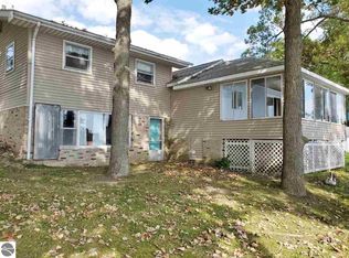 881 N Rock Lake Dr, Vestaburg, MI 48891