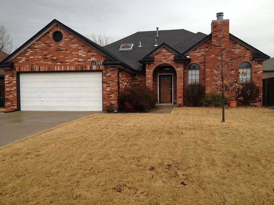 Front view.  Addtional driveway on the right