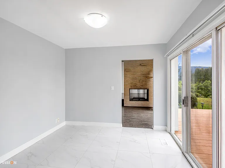 915 Eyremount Dr — Photo 2