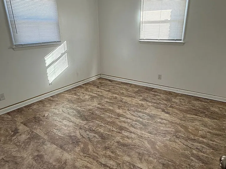 101-103 N Redwood Ln — Photo 6