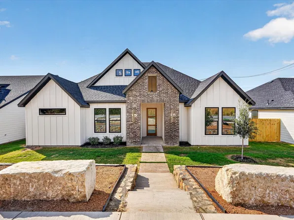 1660 W Wintergreen Rd, Lancaster, TX 75134